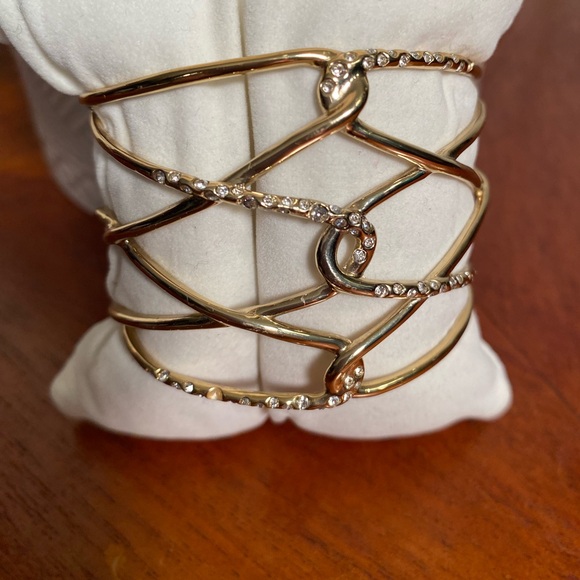 ALEXIS BITTAR
Miss Havisham Liquid Crystal Barbed Cuff
Gold-tone. Signed. Rare. - Picture 5 of 7